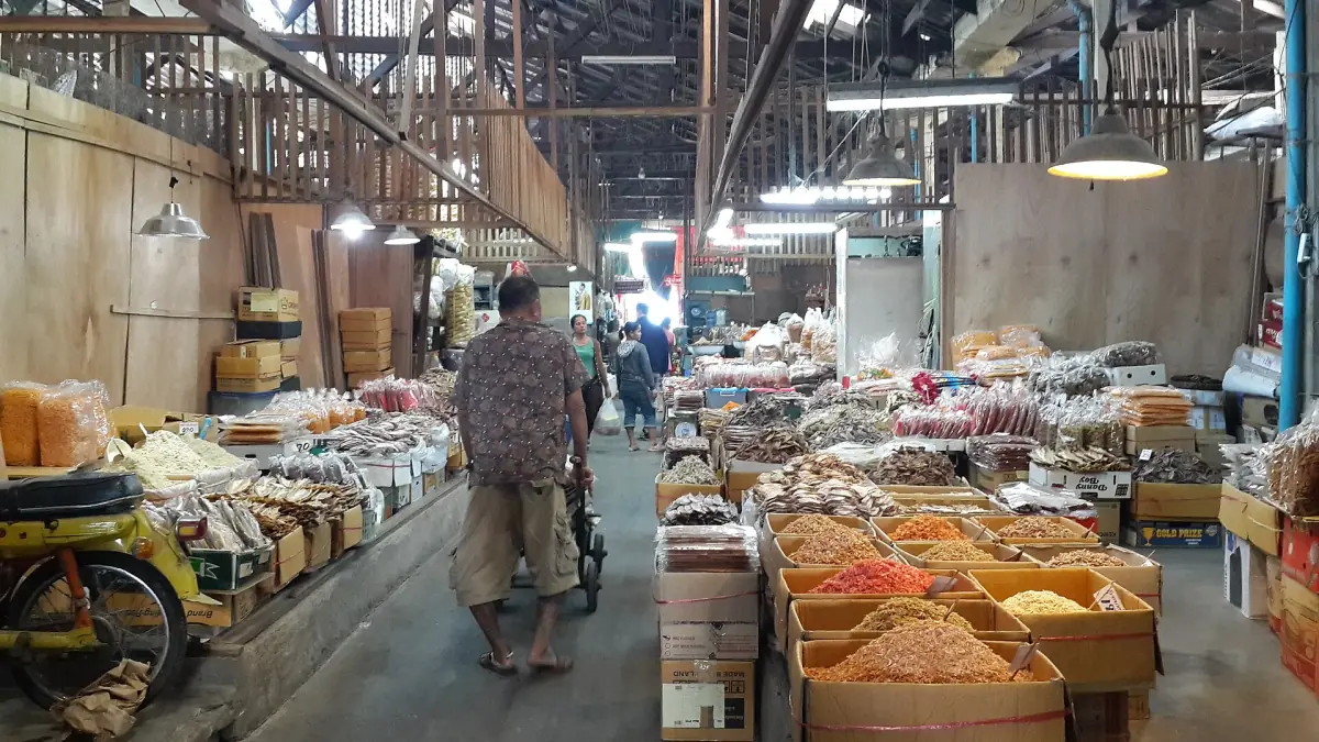 Morning at the Tha Tien market