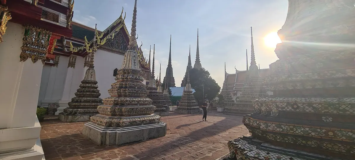 The cloister wall and chedis of Wat Pho